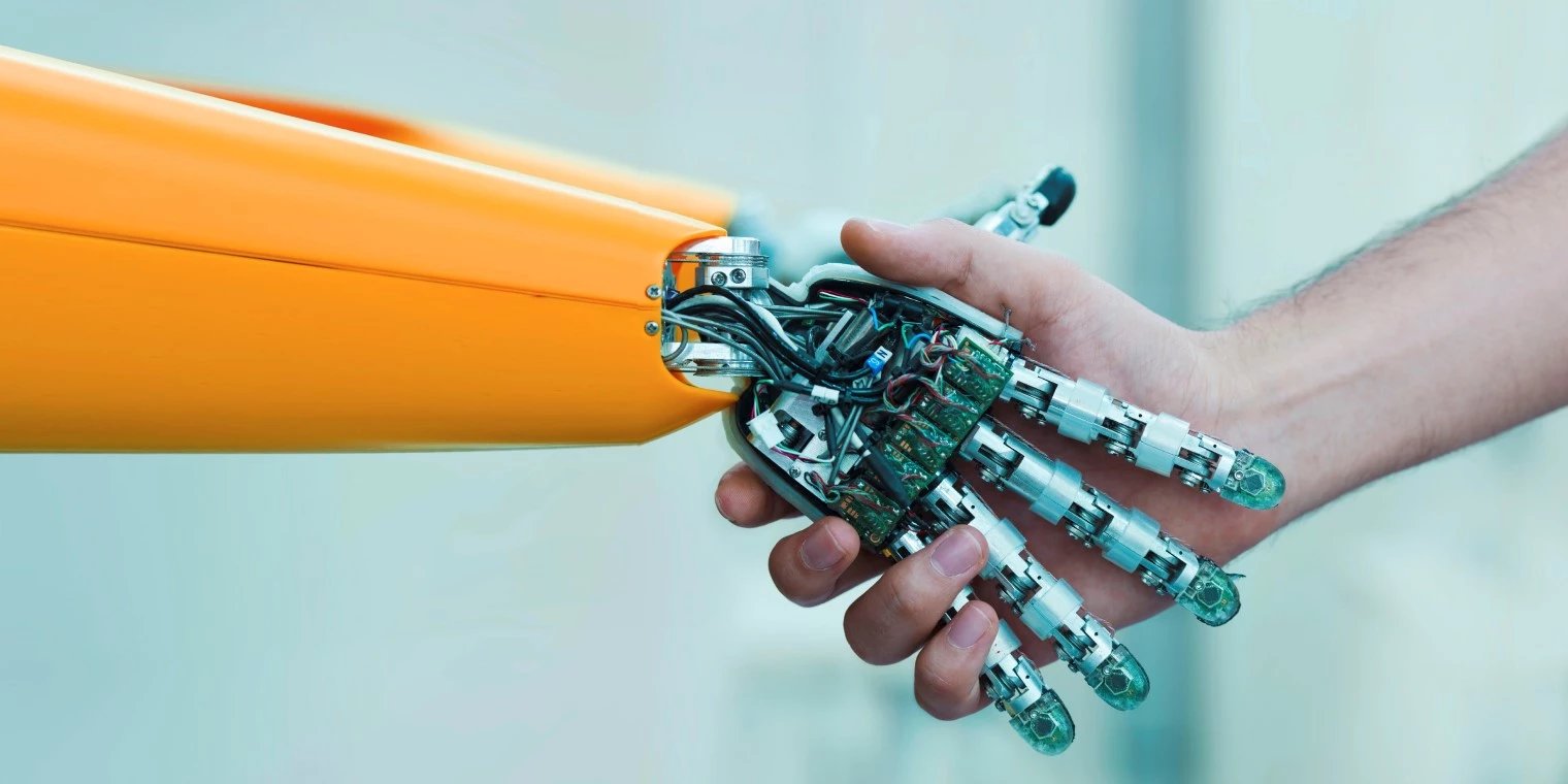 Menschliche Hand schüttelt Roboterhand